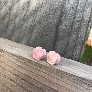 - pretty small pink rose earrings 🌷.